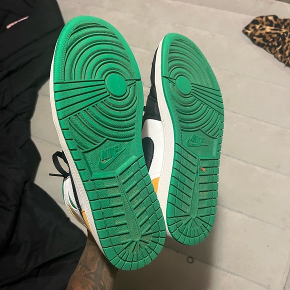 Air Jordan 1 Mid SE 'Oakland' - Picture 2 of 3